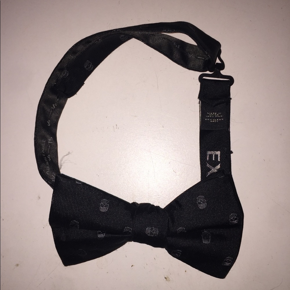 Express Skull Adjustable Bow tie